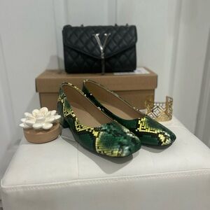 Parisian Style Faux Snake Skin Flats EU 40 New in Box. Moving sale!